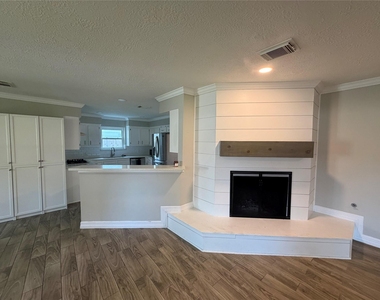 511 Rosewood Drive - Photo Thumbnail 3