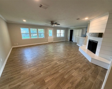 511 Rosewood Drive - Photo Thumbnail 6