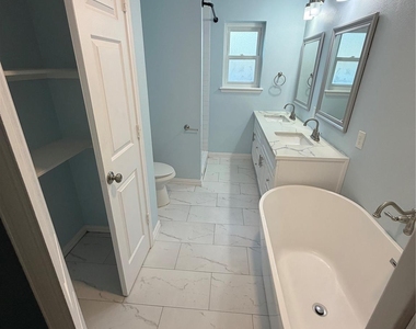 511 Rosewood Drive - Photo Thumbnail 11
