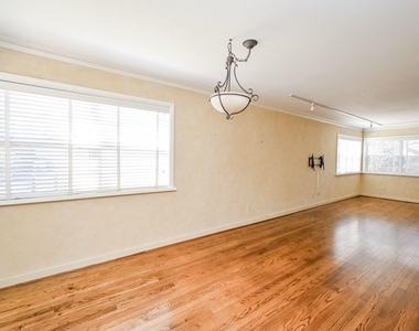2821 Eastgrove Lane - Photo Thumbnail 10