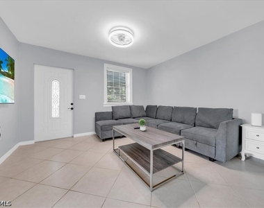 2750 Manorca Avenue - Photo Thumbnail 3