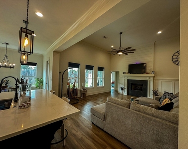 313 Mandavilla Way - Photo Thumbnail 13