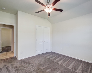 1011 Veer Drive - Photo Thumbnail 7