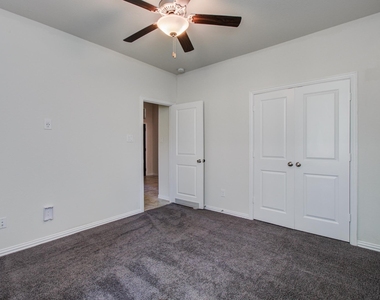 1011 Veer Drive - Photo Thumbnail 9