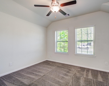 1011 Veer Drive - Photo Thumbnail 6