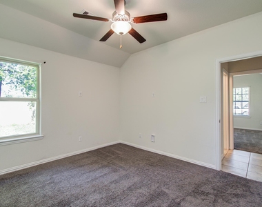 1011 Veer Drive - Photo Thumbnail 10