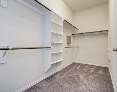 1011 Veer Drive - Photo Thumbnail 31