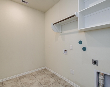 1011 Veer Drive - Photo Thumbnail 14