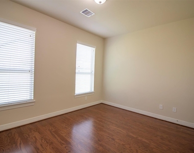 4718 Sabero Lane - Photo Thumbnail 11