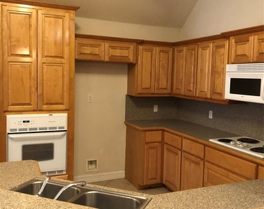 13322 Colton Lane - Photo Thumbnail 6