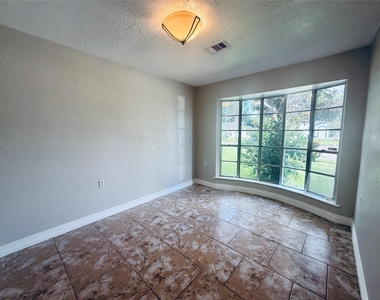 12211 Wessex Drive - Photo Thumbnail 4
