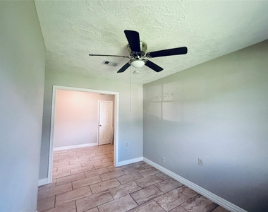 12211 Wessex Drive - Photo Thumbnail 17