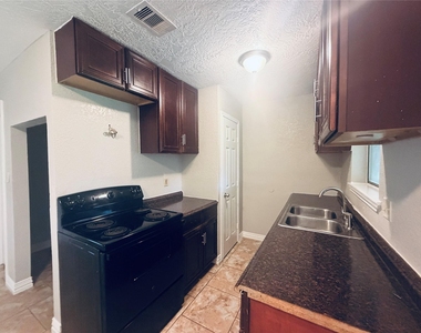 12211 Wessex Drive - Photo Thumbnail 8