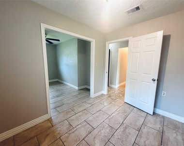 12211 Wessex Drive - Photo Thumbnail 16