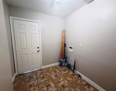 12211 Wessex Drive - Photo Thumbnail 10