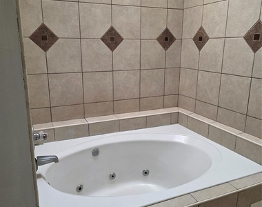 7803 La Rochelle Circle - Photo Thumbnail 4
