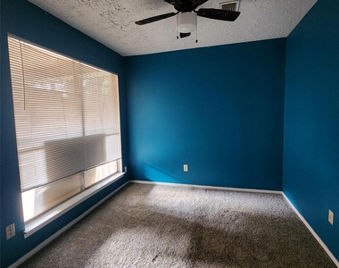 6938 Foxbrook Drive - Photo Thumbnail 5