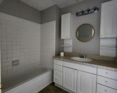6938 Foxbrook Drive - Photo Thumbnail 9