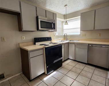6938 Foxbrook Drive - Photo Thumbnail 3