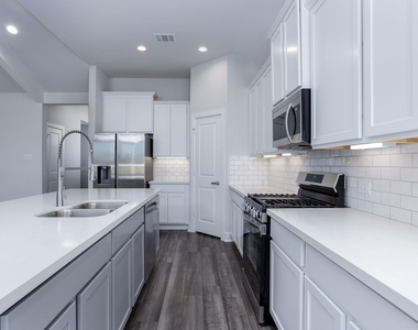 7603 Coral Lake Drive - Photo Thumbnail 10