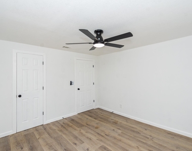 211 W South Street - Photo Thumbnail 8