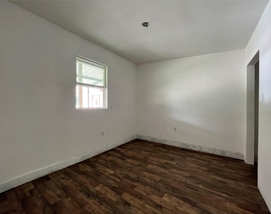 5104 39th Street - Photo Thumbnail 3