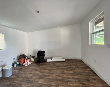 5104 39th Street - Photo Thumbnail 2