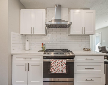 15211 Camino Del Sol Drive - Photo Thumbnail 6