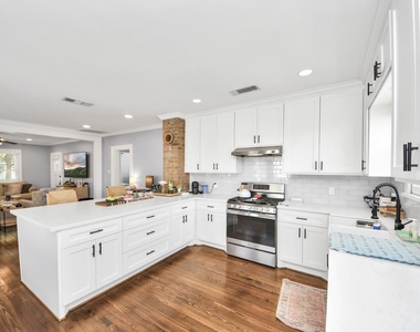 916 W Cottage Street - Photo Thumbnail 15