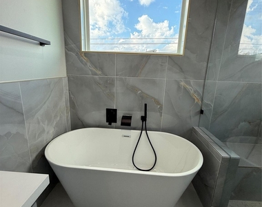 3101 Live Oak Street - Photo Thumbnail 9