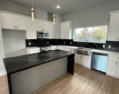 3101 Live Oak Street - Photo Thumbnail 2
