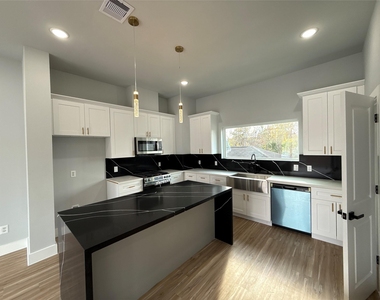 3101 Live Oak Street - Photo Thumbnail 23