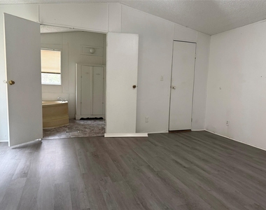 27614 Southland Drive - Photo Thumbnail 4