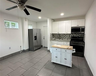 614 Ross Street - Photo Thumbnail 3