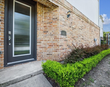 1412 Cleburne Street - Photo Thumbnail 3