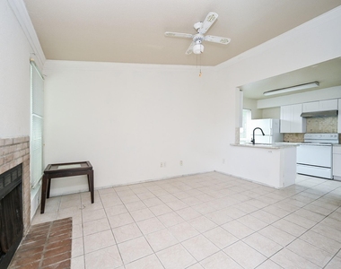 3900 Woodchase Drive - Photo Thumbnail 7
