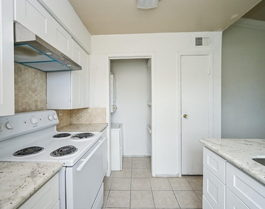 3900 Woodchase Drive - Photo Thumbnail 13