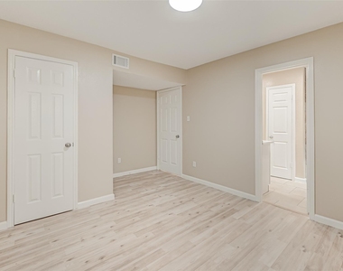 2302 Brook View Lane - Photo Thumbnail 20