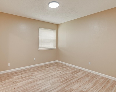 2302 Brook View Lane - Photo Thumbnail 19