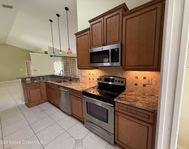 925 Falls Trail - Photo Thumbnail 8