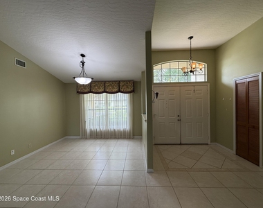 925 Falls Trail - Photo Thumbnail 3