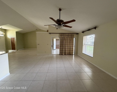 925 Falls Trail - Photo Thumbnail 11
