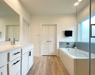 10208 Prairie Creek Lane - Photo Thumbnail 14