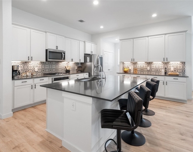 10208 Prairie Creek Lane - Photo Thumbnail 5