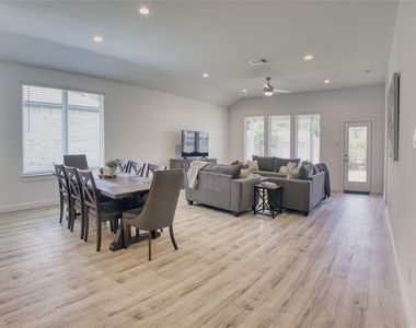 10208 Prairie Creek Lane - Photo Thumbnail 4