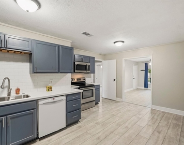 406 Gresham Street - Photo Thumbnail 15