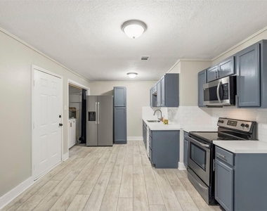 406 Gresham Street - Photo Thumbnail 13