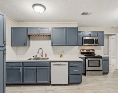406 Gresham Street - Photo Thumbnail 14