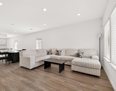 5442 Pinetree Crescent Lane - Photo Thumbnail 3