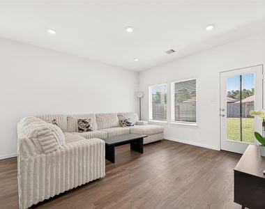 5442 Pinetree Crescent Lane - Photo Thumbnail 4